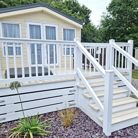 Rosefinch Sleeps 2 Persons-Private Hot Tub-Tranquil Holiday Away From It All Yet Not Far From St Austell- The Holiday Home Has One Bedroom, Living And Dining Area, Equipped Kitchen-Decking-Outdoor Furniture-Fishing Lakes-Non Pet Unit Экстерьер фото