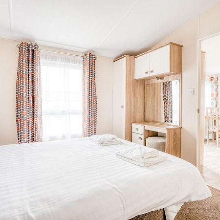 Rosefinch Sleeps 2 Persons-Private Hot Tub-Tranquil Holiday Away From It All Yet Not Far From St Austell- The Holiday Home Has One Bedroom, Living And Dining Area, Equipped Kitchen-Decking-Outdoor Furniture-Fishing Lakes-Non Pet Unit Экстерьер фото