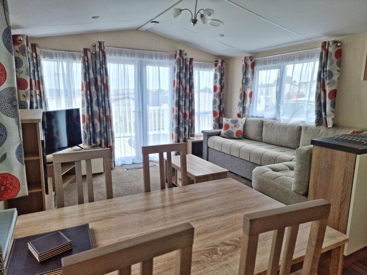 Rosefinch Sleeps 2 Persons-Private Hot Tub-Tranquil Holiday Away From It All Yet Not Far From St Austell- The Holiday Home Has One Bedroom, Living And Dining Area, Equipped Kitchen-Decking-Outdoor Furniture-Fishing Lakes-Non Pet Unit Экстерьер фото