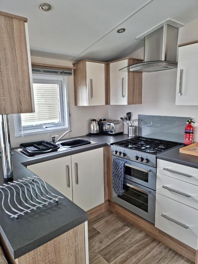 Rosefinch Sleeps 2 Persons-Private Hot Tub-Tranquil Holiday Away From It All Yet Not Far From St Austell- The Holiday Home Has One Bedroom, Living And Dining Area, Equipped Kitchen-Decking-Outdoor Furniture-Fishing Lakes-Non Pet Unit Экстерьер фото