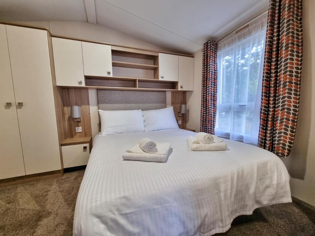 Rosefinch Sleeps 2 Persons-Private Hot Tub-Tranquil Holiday Away From It All Yet Not Far From St Austell- The Holiday Home Has One Bedroom, Living And Dining Area, Equipped Kitchen-Decking-Outdoor Furniture-Fishing Lakes-Non Pet Unit Экстерьер фото