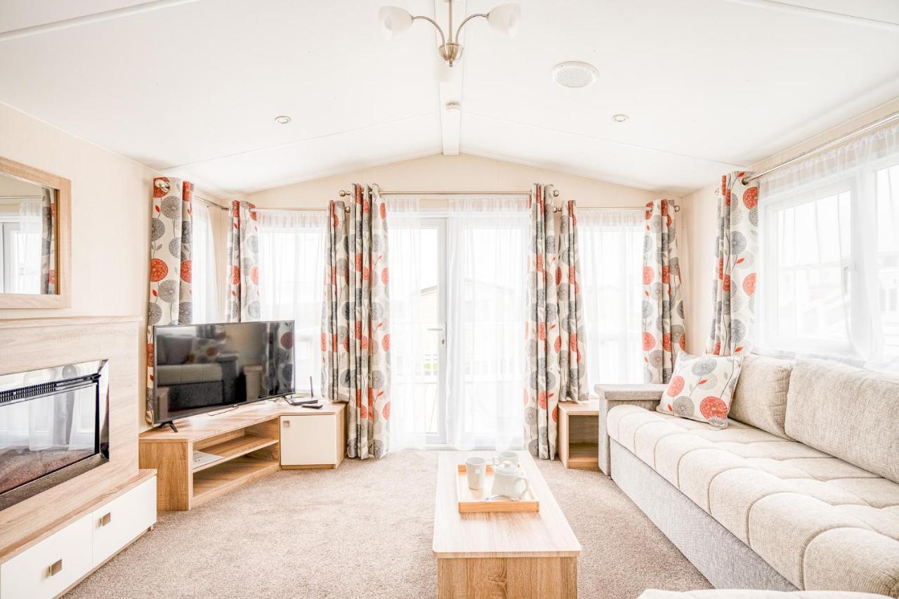 Rosefinch Sleeps 2 Persons-Private Hot Tub-Tranquil Holiday Away From It All Yet Not Far From St Austell- The Holiday Home Has One Bedroom, Living And Dining Area, Equipped Kitchen-Decking-Outdoor Furniture-Fishing Lakes-Non Pet Unit Экстерьер фото