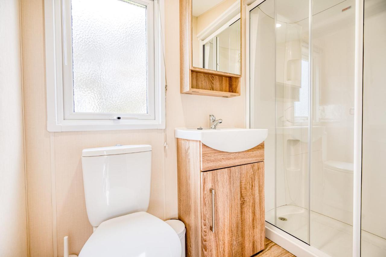 Rosefinch Sleeps 2 Persons-Private Hot Tub-Tranquil Holiday Away From It All Yet Not Far From St Austell- The Holiday Home Has One Bedroom, Living And Dining Area, Equipped Kitchen-Decking-Outdoor Furniture-Fishing Lakes-Non Pet Unit Экстерьер фото