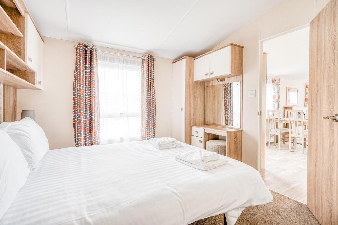 Rosefinch Sleeps 2 Persons-Private Hot Tub-Tranquil Holiday Away From It All Yet Not Far From St Austell- The Holiday Home Has One Bedroom, Living And Dining Area, Equipped Kitchen-Decking-Outdoor Furniture-Fishing Lakes-Non Pet Unit Экстерьер фото